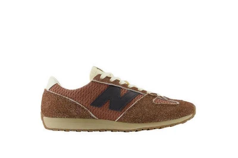 foto sneakers cokelat New Balance 