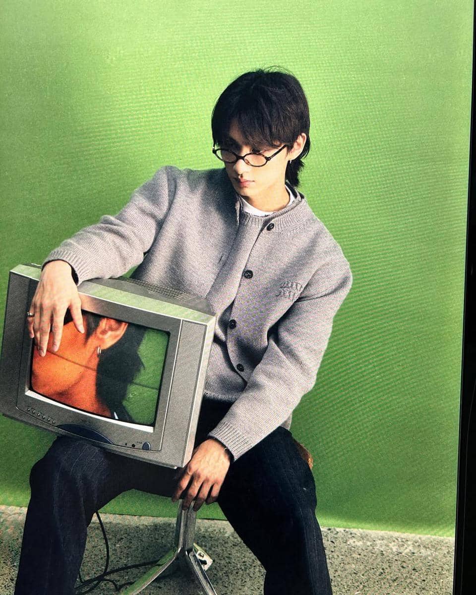 Outfit Imlek ala Jun SEVENTEEN