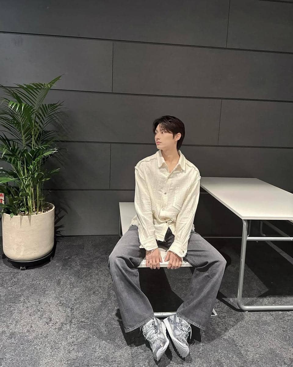 Outfit Imlek ala Jun SEVENTEEN