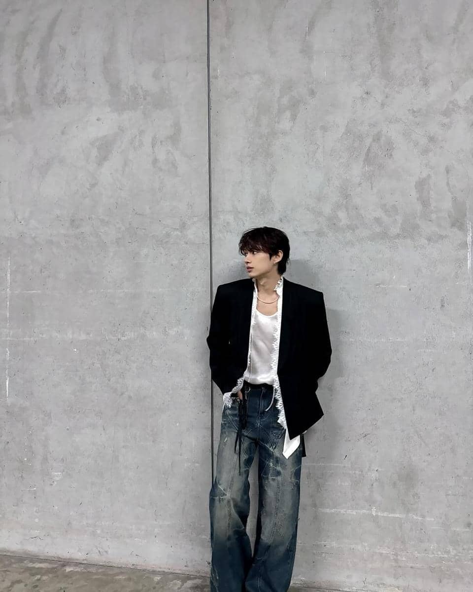 Outfit Imlek ala Jun SEVENTEEN