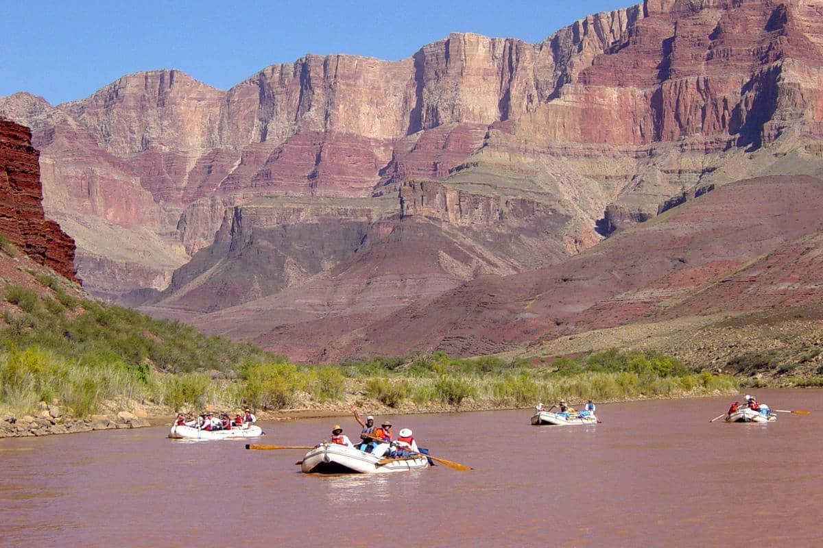 Kelompok arung jeram di Sungai Colorado melewati Cardenas Creek di Taman Nasional Grand Canyon