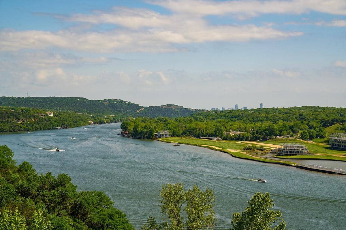 Sungai Colorado berkelok-kelok menuju pusat kota Austin, Texas, seperti yang terlihat dari Pennybacker Bridge Overlook di sepanjang Capital of Texas Highway di Kota Austin, Travis County, Texas