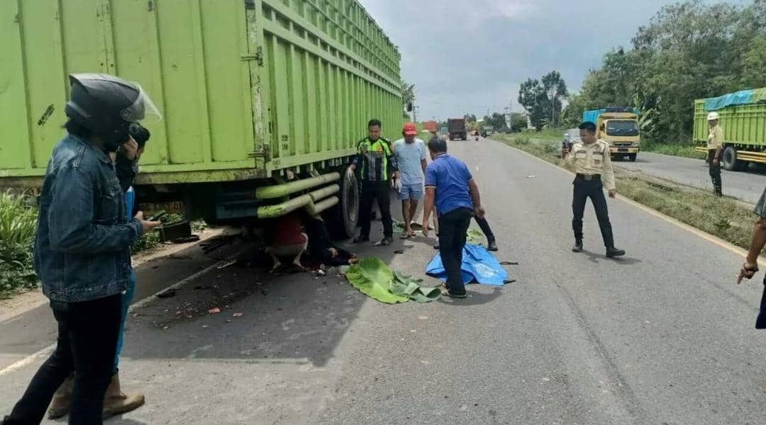 Polisi melakukan olah TKP kecelakaan di Jalinsum Indralaya.