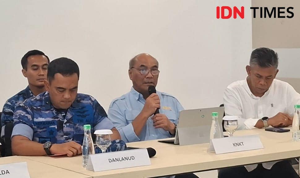 Kepala KNKT, Soerjanto Tjahjono saat konferensi pers kasus jatuhnya pesawat ATR 42 -500 di media center area kedatangan Bandara Sultan Hasanuddin Makassar, Minggu (18/1/2026). IDN Times / Darsil Yahya.