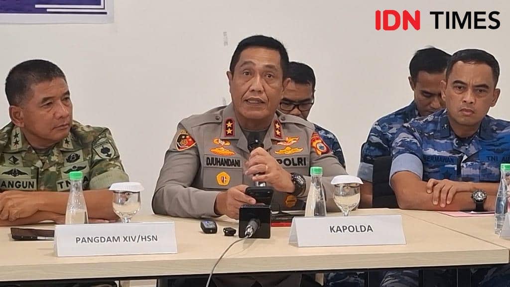 Kapolda Sulsel, Irjen Djuhandhani Rahardjo Pura saat konferensi pers insiden pesawat ATR 42 - 500 di media center Bandara Sultan Hasanuddin Makassar, Minggu (18/1/2026). IDN Times/Darsil Yahya