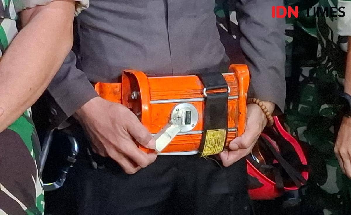 Penampakan Black Box Pesawat ATR 42-500, Foto : IDN Times / Darsil Yahya