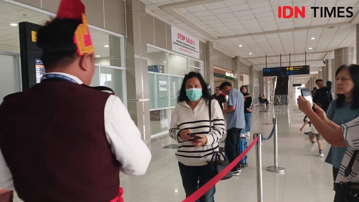 Ibu Florencia Wibisono, Neltje Maramis, di Terminal Keberangkatan Bandara Sam Ratulangi Manado, Minggu (18/1/2026). IDNTimes/Savi