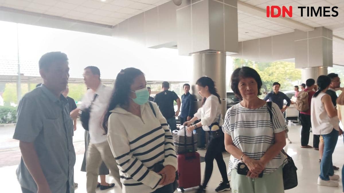 Keluarga Florencia Wibisiono di Bandara Internasional Sam Ratulangi Manado, Minggu (18/1/2026). IDNTimes/Savi