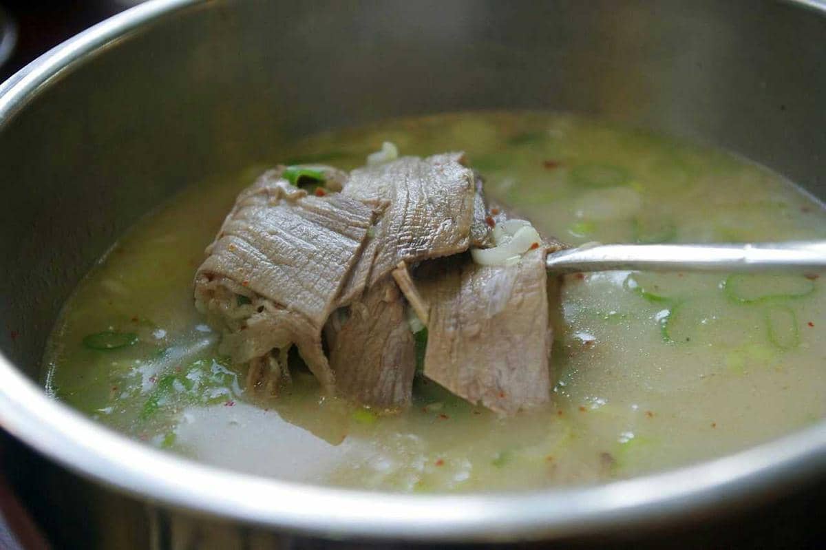 seolleongtang khas Korea 