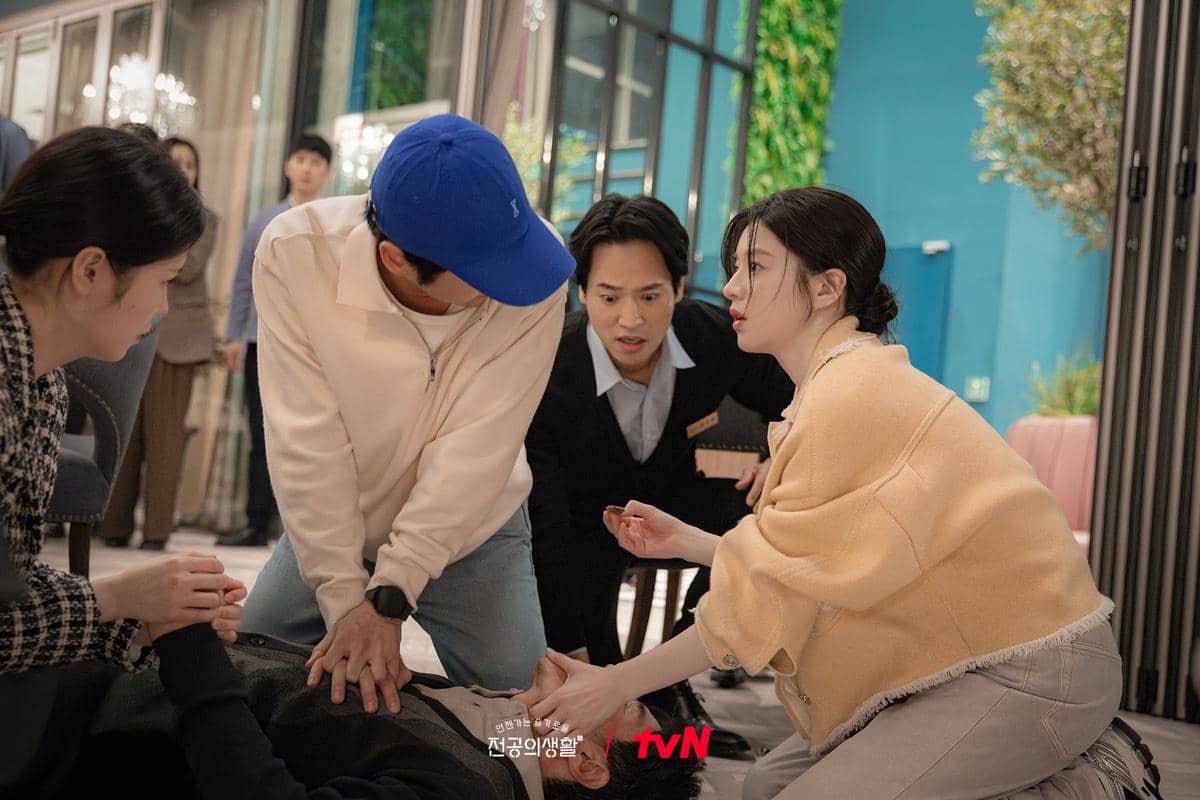 cuplikan drakor Resident Playbook