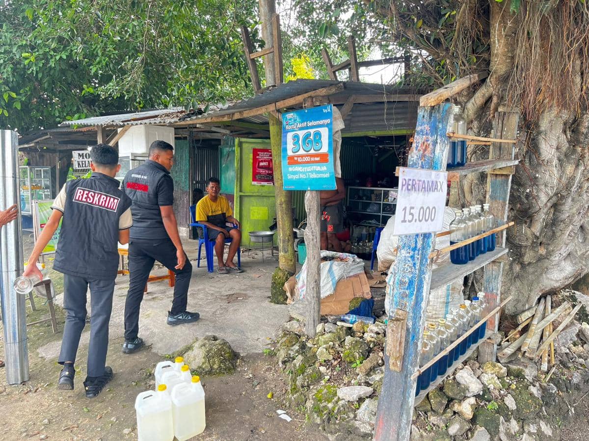 Tim dari Polres Rote Ndao dalam pengawasan terhadap penjual BBM eceran. (Dok Polres Rote Ndao)
