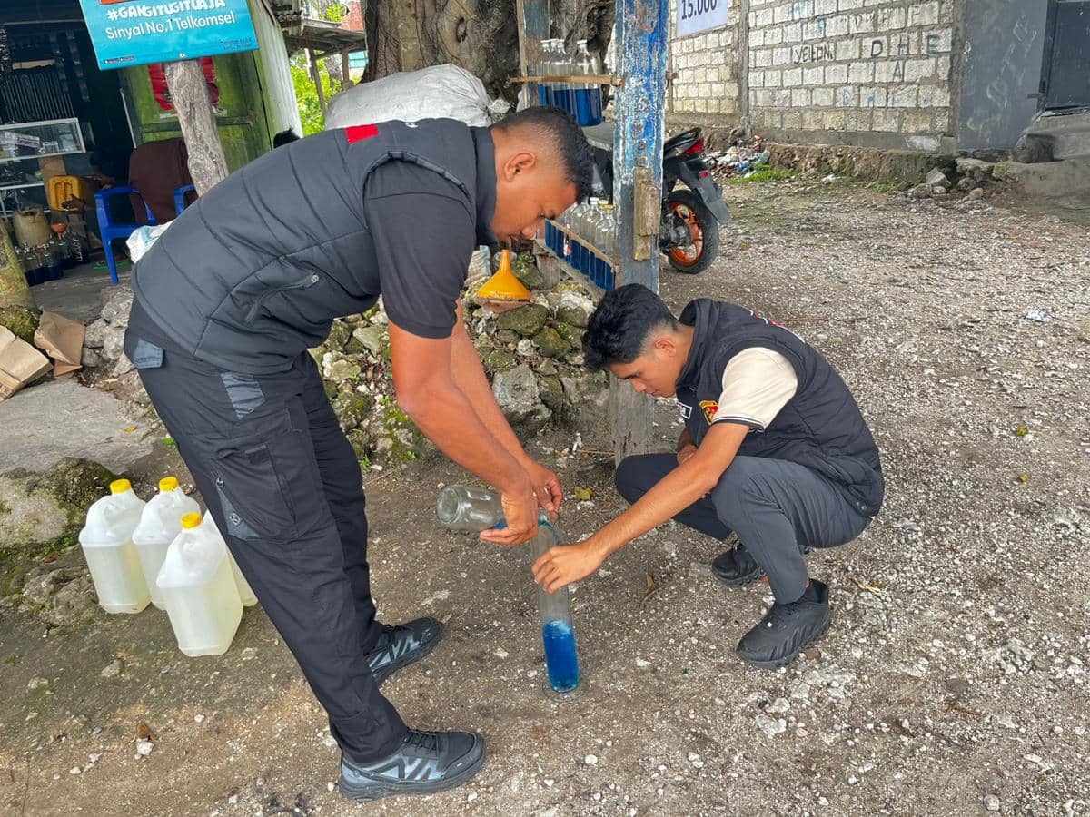 Tim dari Polres Rote Ndao dalam pengawasan terhadap penjual BBM eceran. (Dok Polres Rote Ndao)