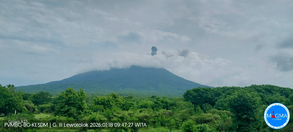 Ile Lewotolok kembali erupsi 18 Januari 2026 pasca lontarkan material pijar dan aliran lava. (Dok MAGMA Indonesia)