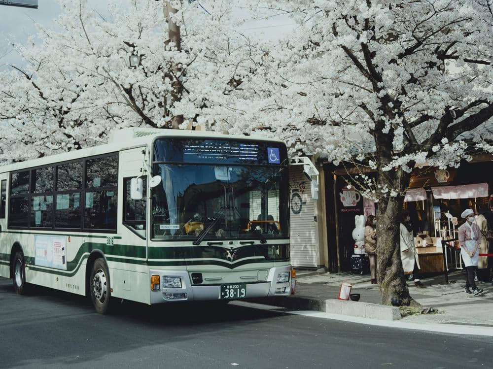 ilustrasi bus di Jepang