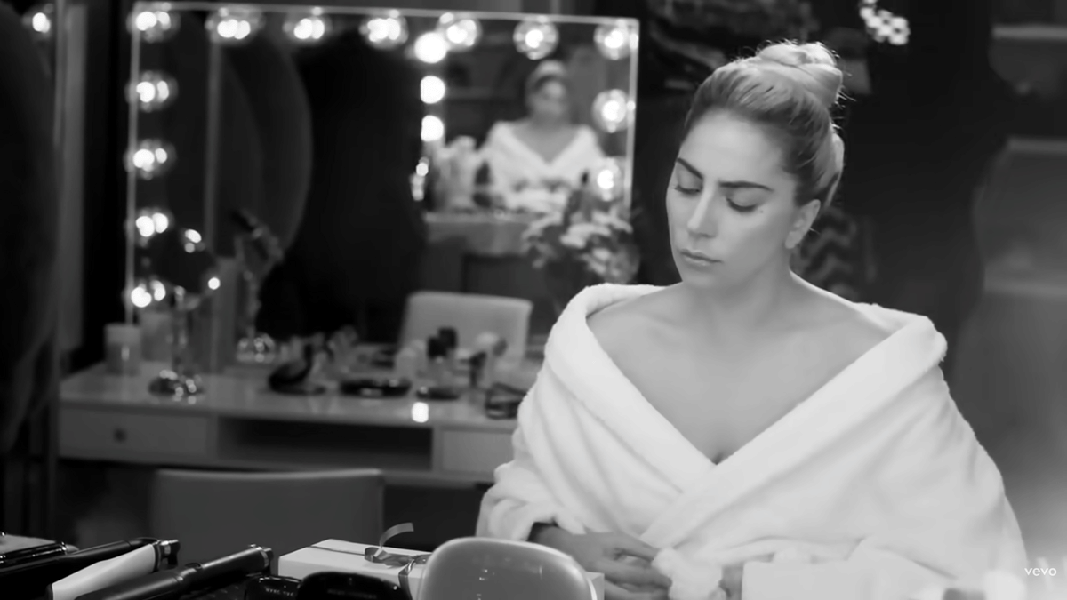 Lady Gaga dalam cuplikan lagu "Million Reasons".
