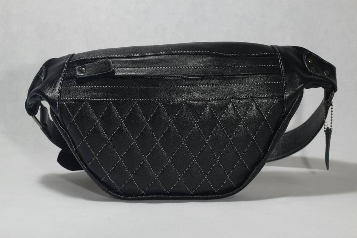 ilustrasi tas selempang pria