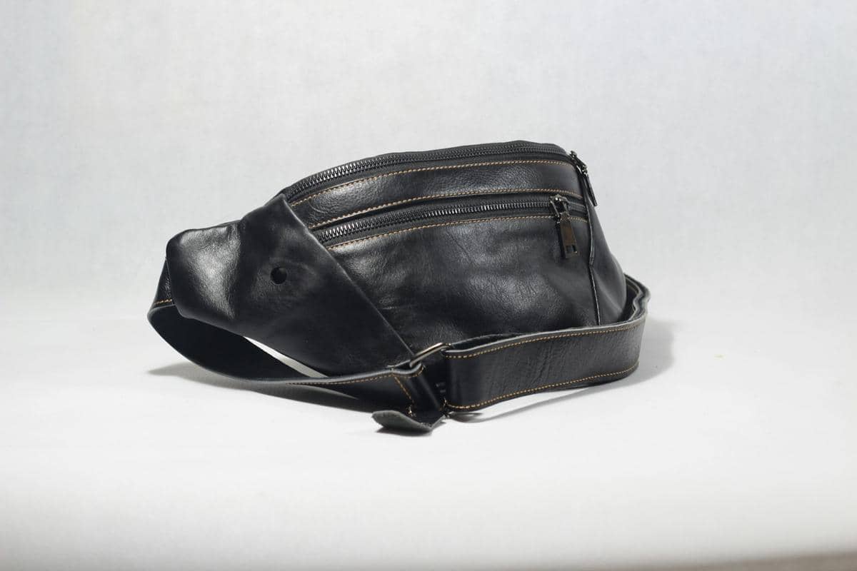 ilustrasi tas selempang pria