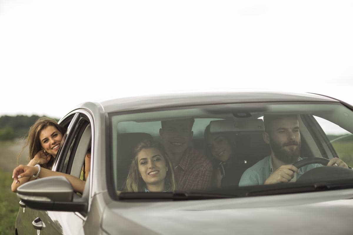 Ilustrasi ekspresi bahagia saat berkendara dengan nyaman