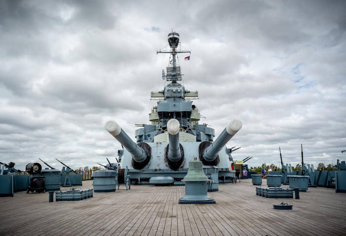 Kapal perang sedang berlayar di laut.