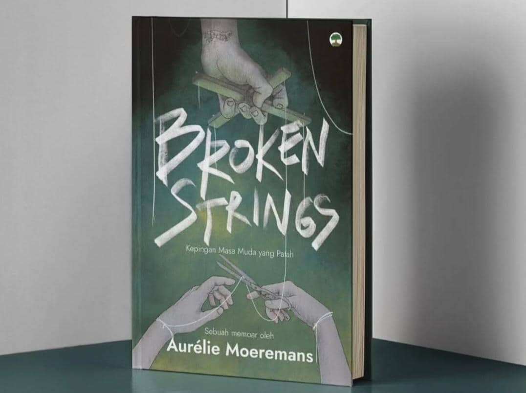 potret buku Broken Strings 