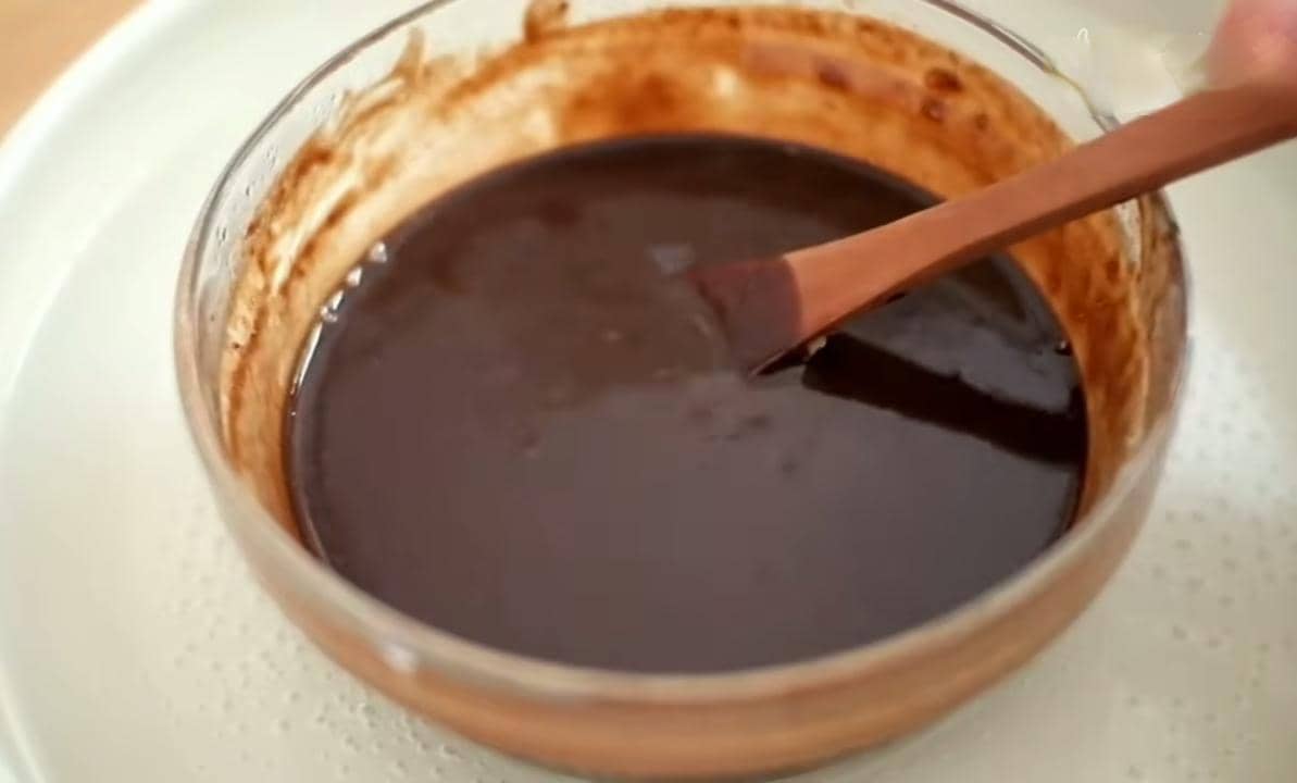 ilustrasi membuat adonan cokelat 