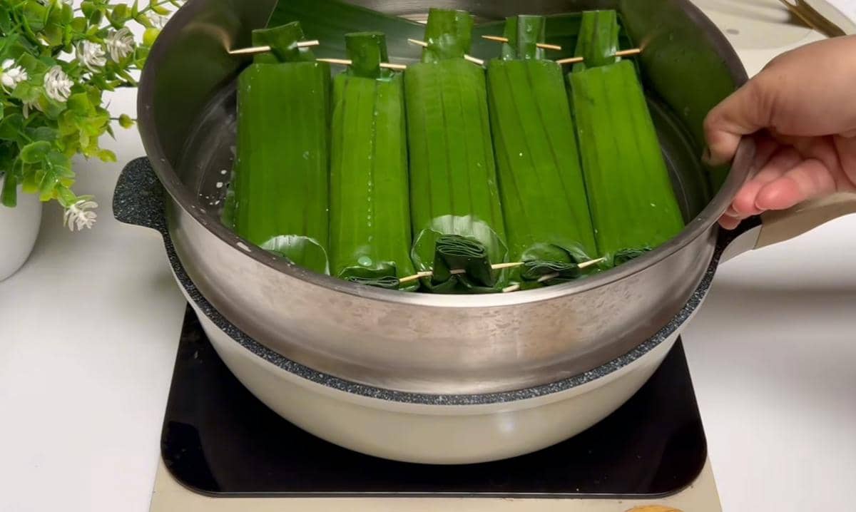 ilustrasi mengukus lupis singkong 