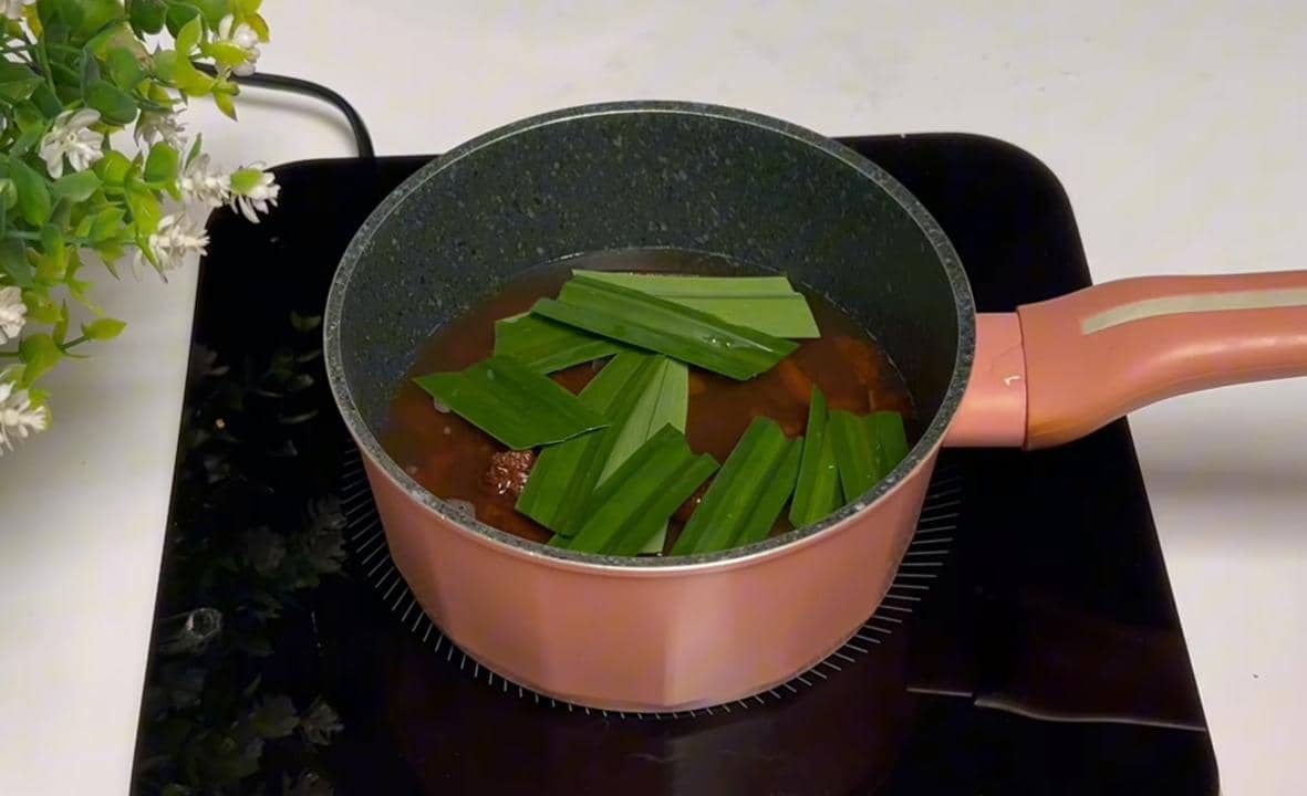 ilustrasi membuat saus gula merah