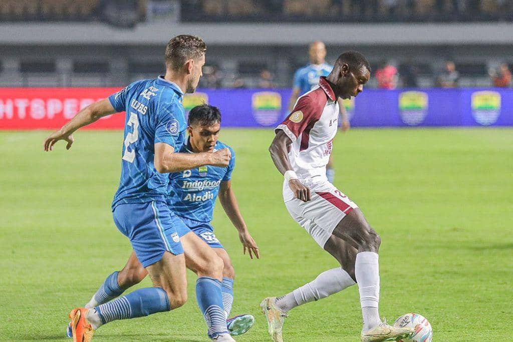 Pertandingan Persib Bandung versus PSM Makassar di musim 2023/2024.