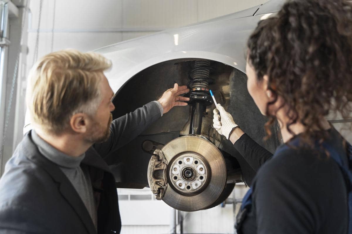 Ilustrasi pengecekan komponen pada kaki-kaki mobil 