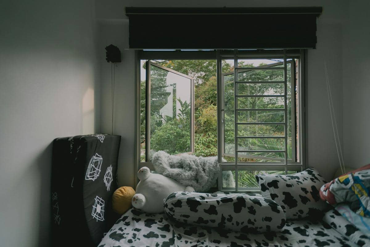 Membuka jendela rumah