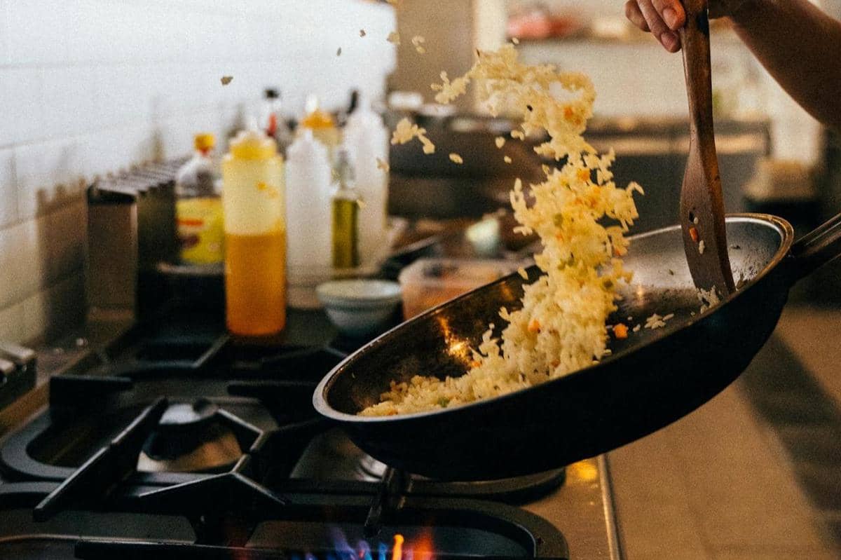 ilustrasi memasak nasi goreng pinggir jalan ala abang gerobak 