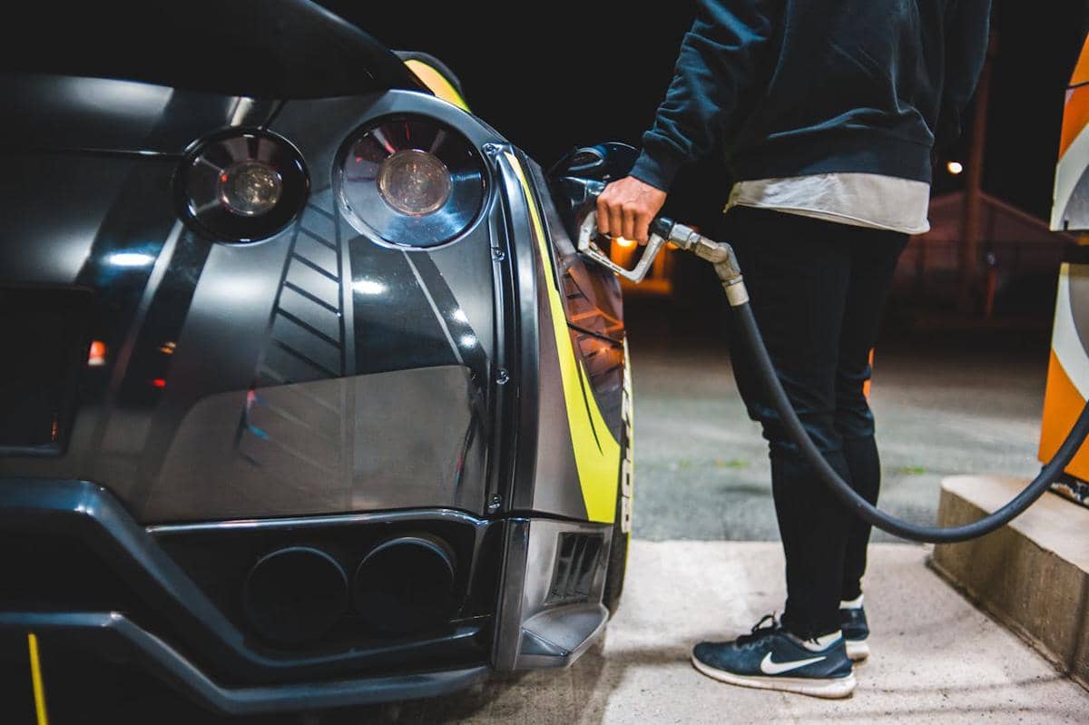 ilustrasi mengisi bensin mobil