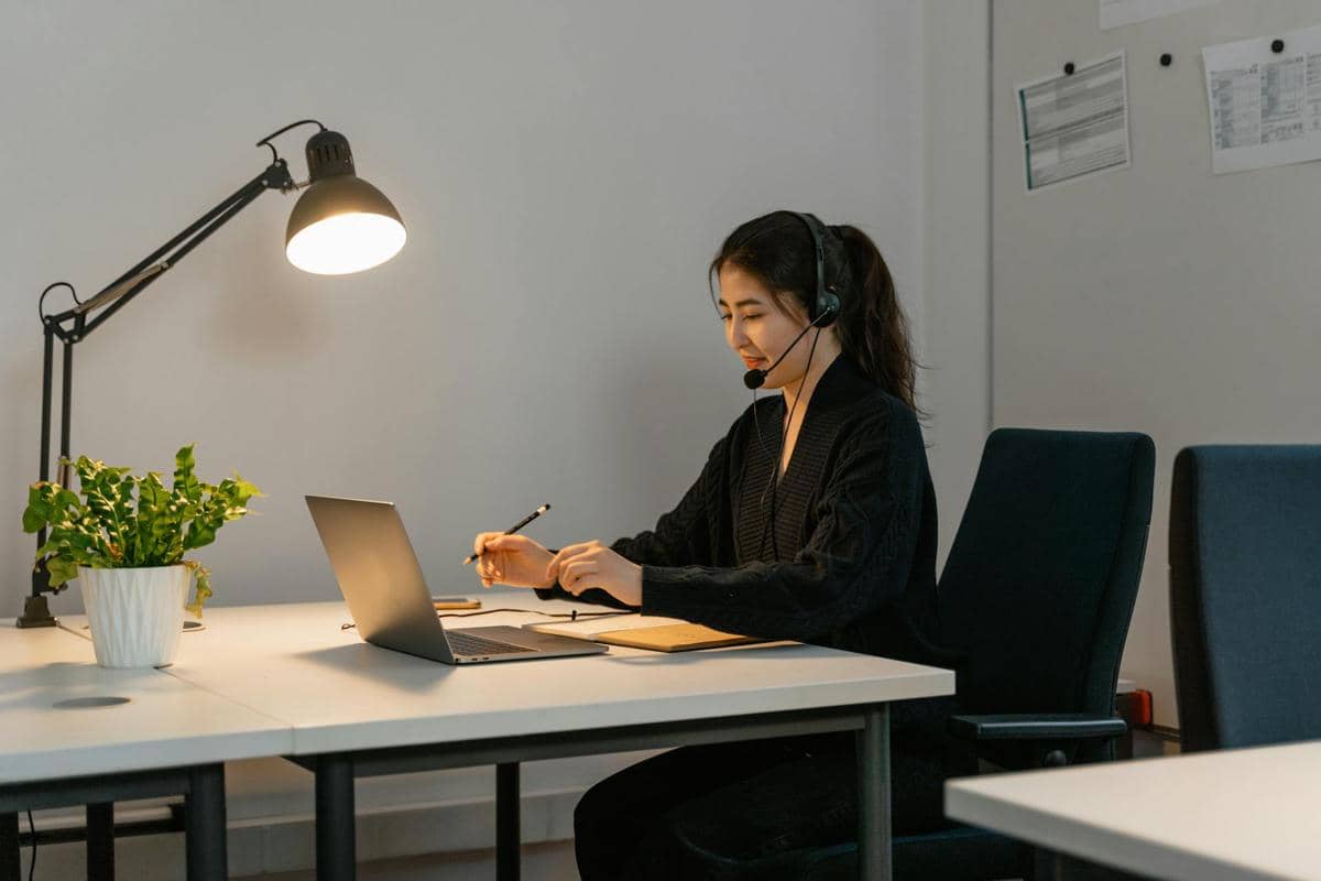 ilustrasi perempuan bekerja