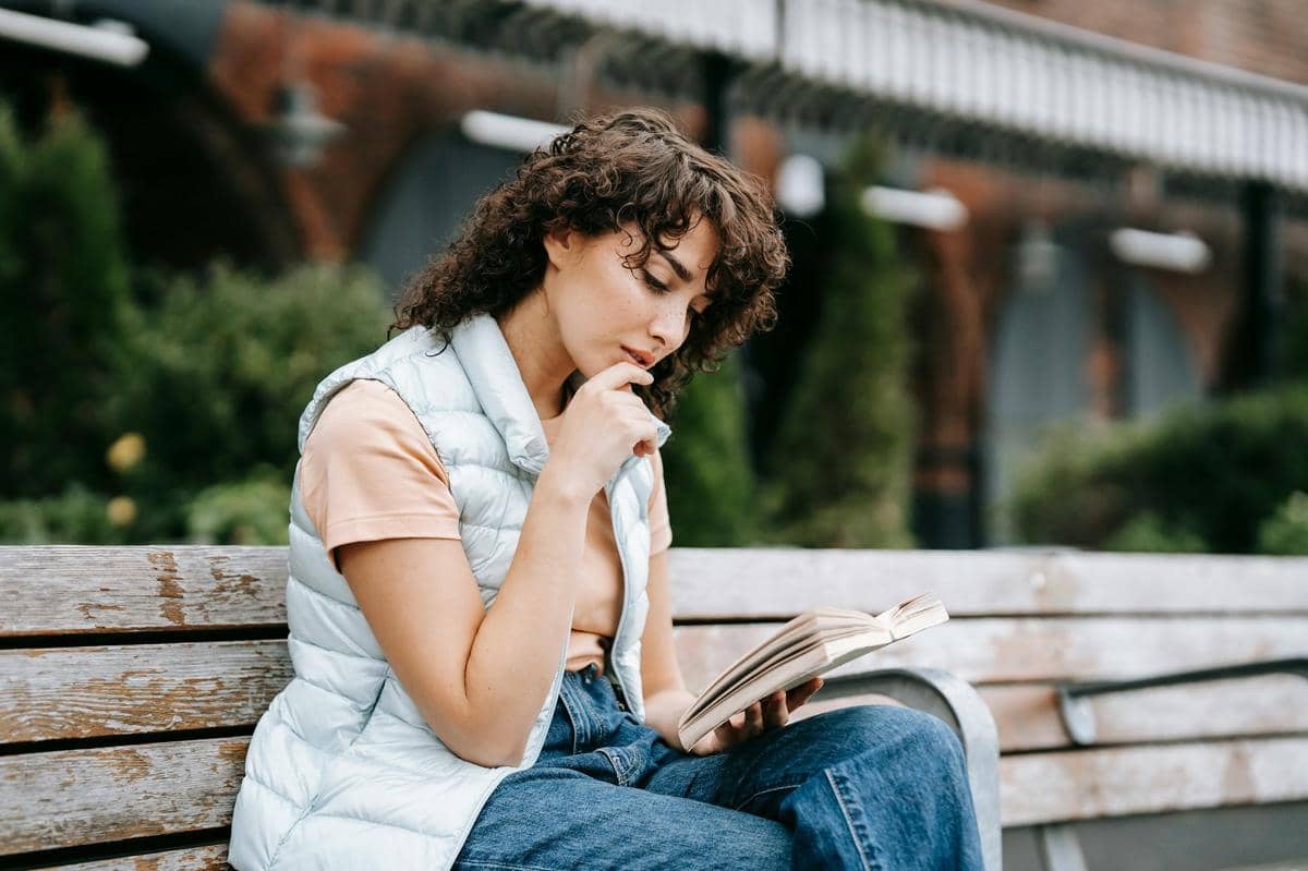 5 Tips Fokus Baca Buku di Tempat Umum, Dijamin Gak Buyar!