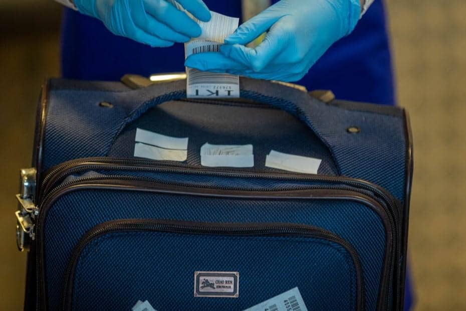 ilustrasi memasang luggage tag