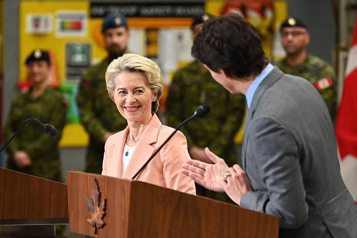 Presiden Komisi Uni Eropa, Ursula von der Leyen, sedang berbincang.