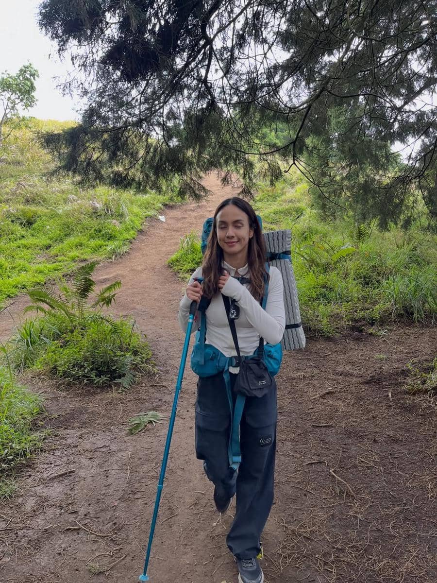 Nasya Marcella mendaki Gunung Prau.