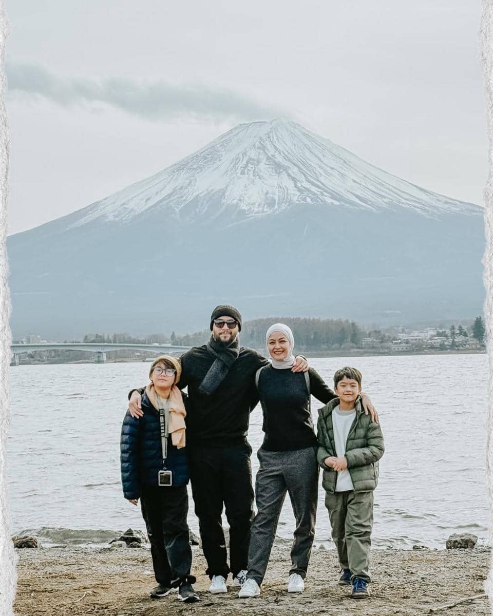 Keluarga Revalina S. Temat wisata ke kaki Gunung Fuji.