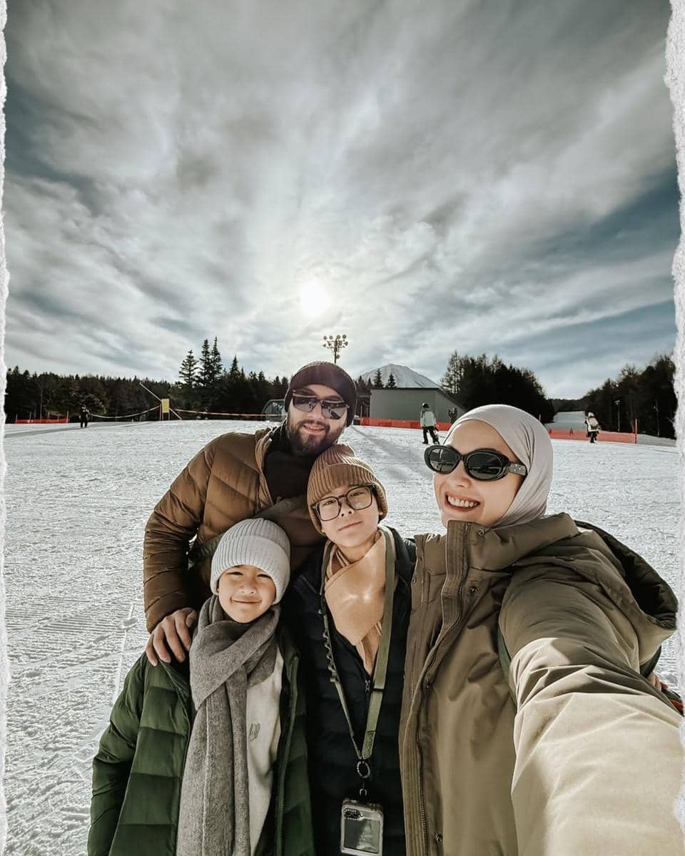 Keluarga Revalina S. Temat wisata ke kaki Gunung Fuji.