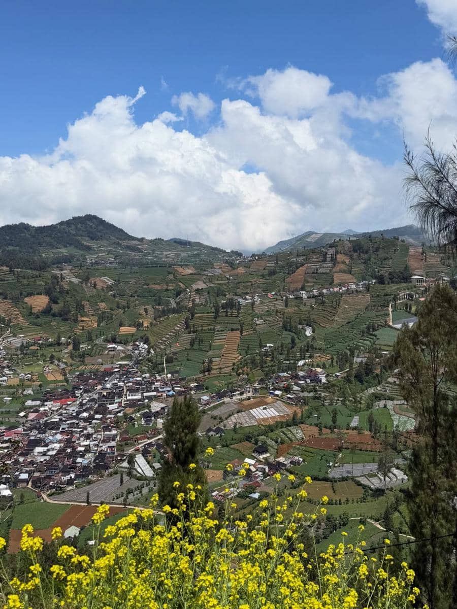 Nasya Marcella mendaki Gunung Prau.