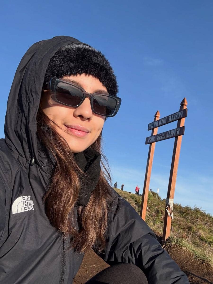 Nasya Marcella mendaki Gunung Prau.