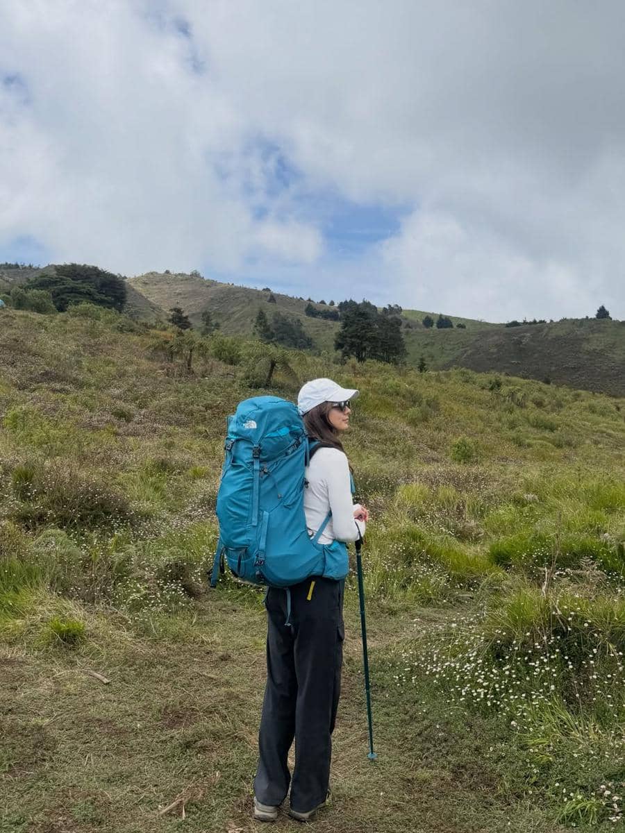 Nasya Marcella mendaki Gunung Prau.