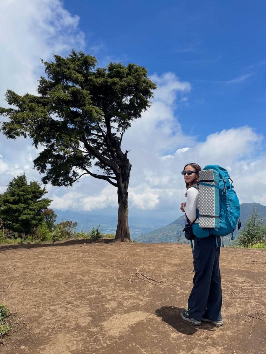 Nasya Marcella mendaki Gunung Prau.