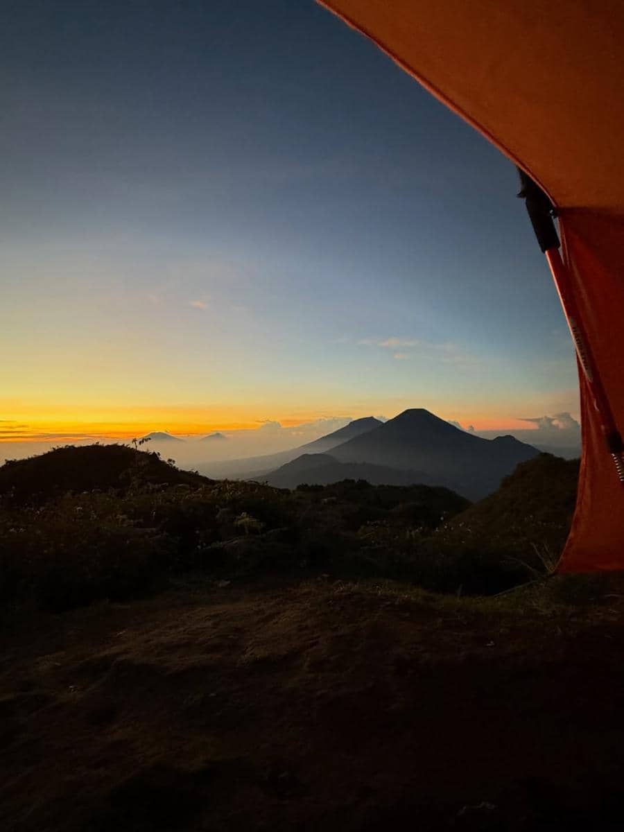 Nasya Marcella mendaki Gunung Prau.