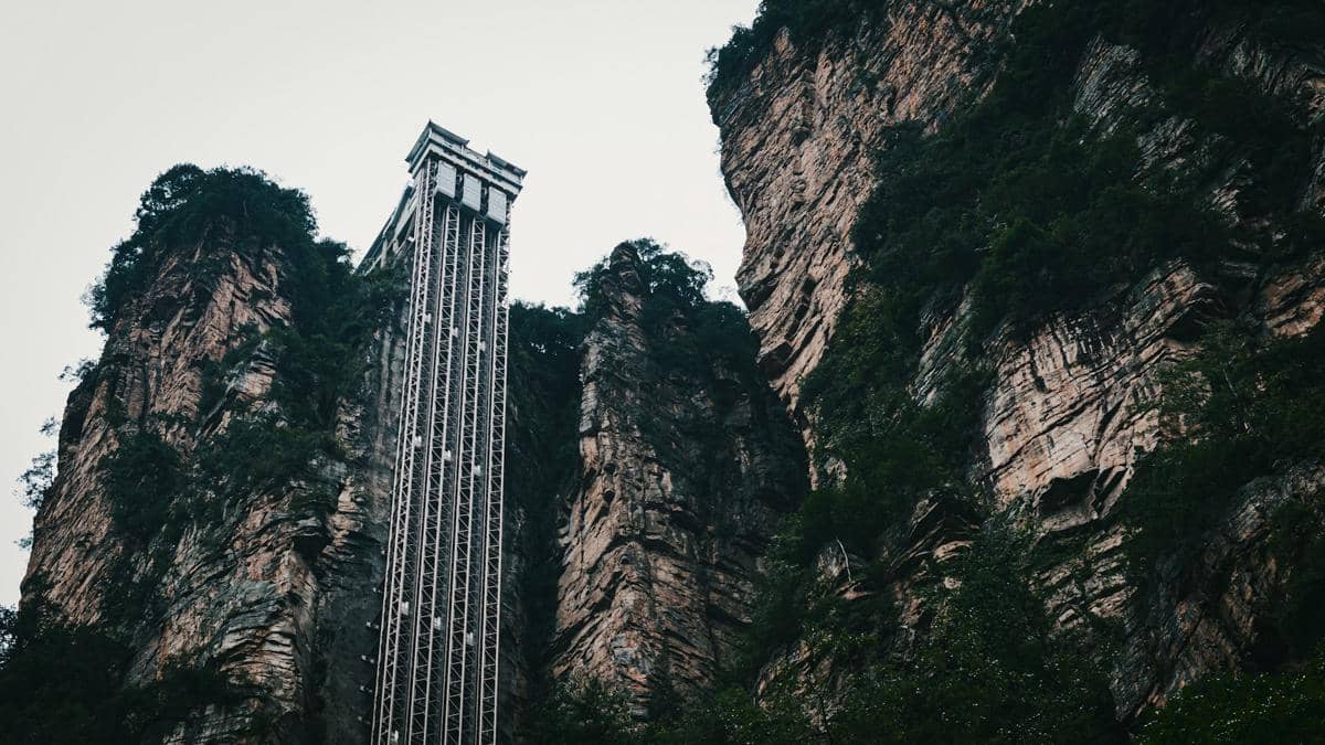 ilustrasi wahana wisata di Zhangjiajie