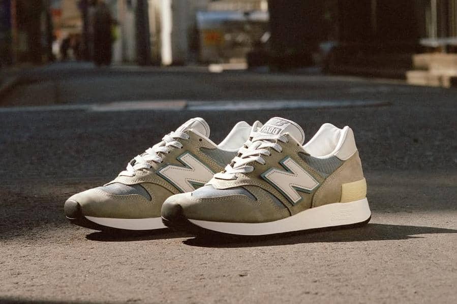 foto sneakers cokelat New Balance