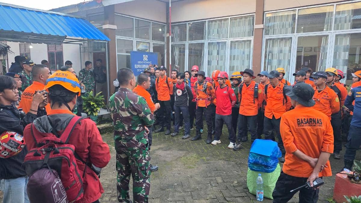 Tim SAR gabungan beranggotakan ratusan orang bergerak mencari pesawat Indonesia Air yang hilang di kawasan Gunung Bulusaraung, Pangkep, Sulawesi Selatan. (Dok. Basarnas Makassar)