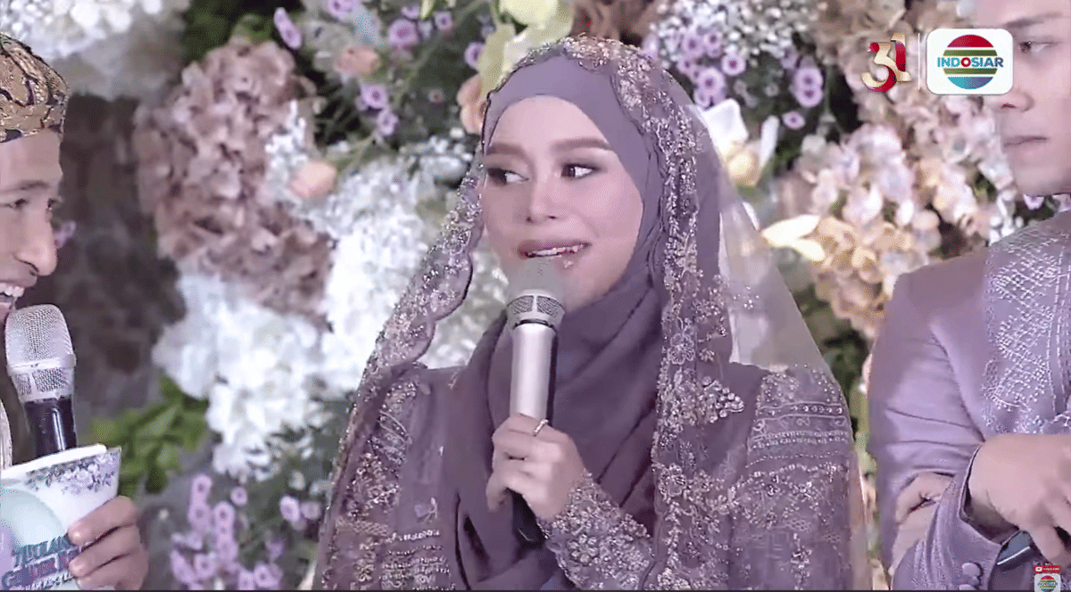 Gaya Lesti Kejora di tasyakuran 7 bulanan. (youtube.com/Indosiar)