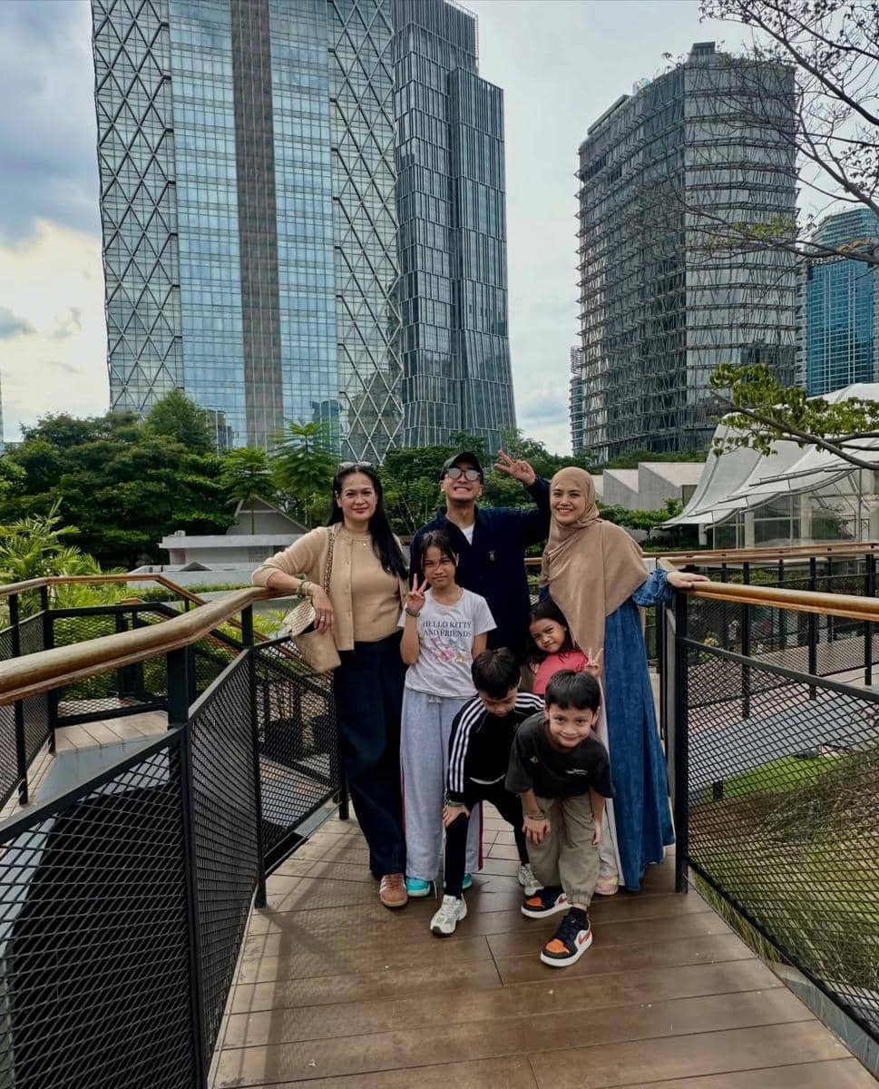 Gaya Dona Harun dan Herfiza. (instagram.com/donnaharunofficial)