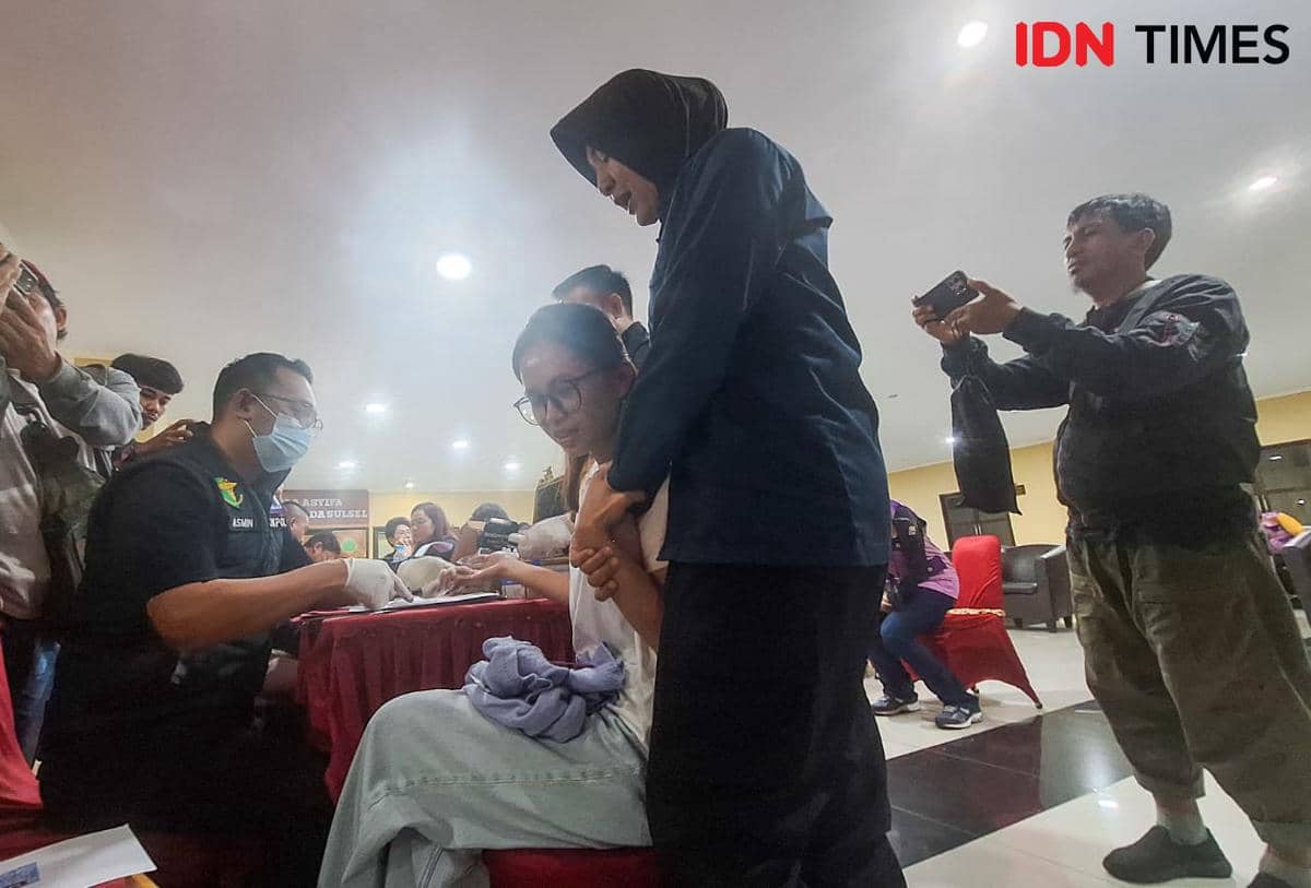 Keluarga korban pesawat ATR 42-500 Indonesia Air Transport PK-THT menjalani proses ante mortem dalam tahapan Disaster Victim Identification (DVI) di Biddokes Polda Sulawesi Selatan, Makassar, Minggu (18/1/2026). (IDN Times/Irwan Idris)
